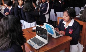 Chuquisaca: las estudiantes del colegio Ignacio Prudencio eligen a su gobierno mediante voto electrónico