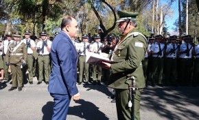 El Comando de la Policía entrega reconocimiento al presidente del TED Tarija, Gustavo Ávila