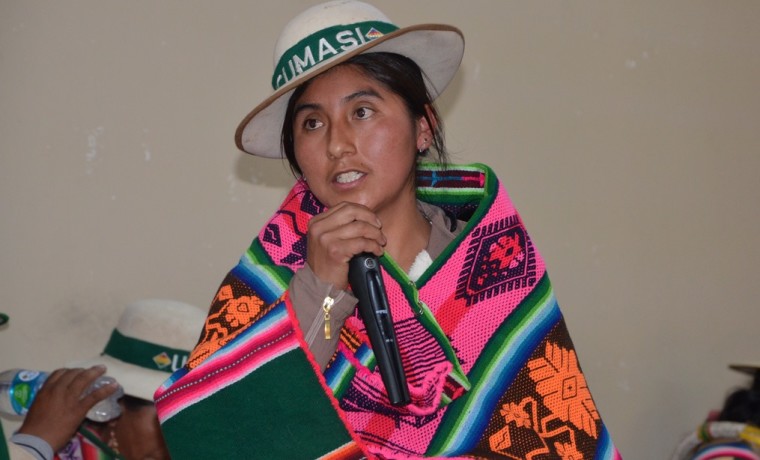 7. La candidata Betty Condori se presenta ante el jacha tantachawi