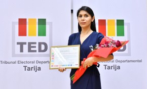 Presidenta del TED Tarija recibe reconocimiento de la Red Mundial de Jóvenes Políticos de Tarija