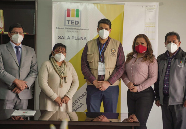 El TED Chuquisaca y observadores de la OEA coordinan actividades para la elección del domingo