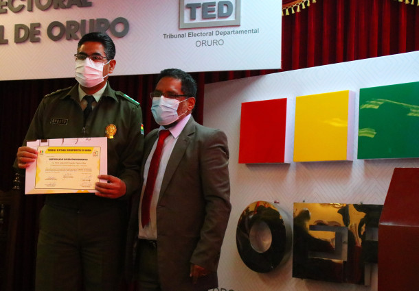 El TED Oruro reconoce a 23 autoridades y periodistas por aportar a la democracia
