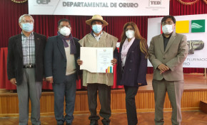 El TED Oruro valora la democracia comunitaria en la entrega de credencial a un asambleísta Uru