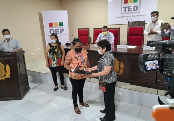 Asambleístas departamentales campesinos reciben credenciales por parte del TED Beni