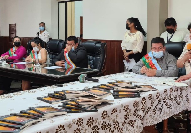 Beni: TSE presenta la revista tejedoras en Riberalta