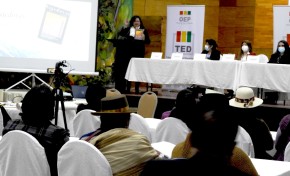 Profesionales y activistas destacan la revista N° 3 Tejedoras en Oruro