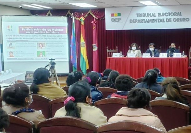 Oruro: Conversatorio recomienda “unidad, empatía  y solidaridad” en el ejercicio político de las mujeres