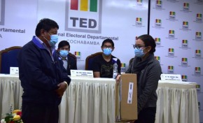 El TED Cochabamba firma un convenio para dotar más de 1.200 maletas electorales a unidades educativas
