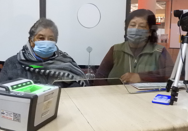 Adultos mayores se benefician con atención preferente del Serecí Oruro