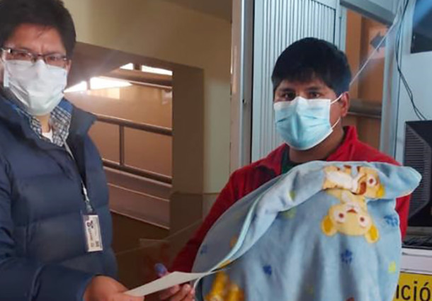 Recién nacidos de seis hospitales reciben certificados de nacimiento gratuitos del Serecí