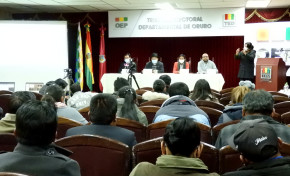 Especialistas en colectivos LGTBIQ+ participan en un simposio organizado por el TED Oruro