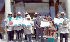 Autoridades originarias de ayllus de Uru Chipaya reciben credenciales del TED Oruro