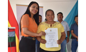 Autoridades del TED Santa Cruz entregan credencial al Tëtarembiokuai Reta Imborika del Gobierno Autónomo Guaraní Charagua Iyambae