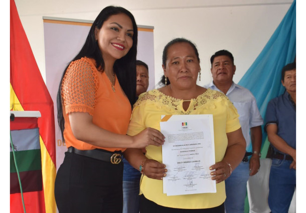 Autoridades del TED Santa Cruz entregan credencial al Tëtarembiokuai Reta Imborika del Gobierno Autónomo Guaraní Charagua Iyambae