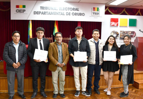 Estudiantes de la UTO y la UPDS son reconocidos por sus videos de Tik Tok de la democracia intercultural