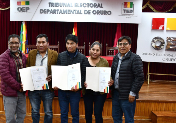 El TED Oruro entrega credenciales a cuatro concejales que asumen como autoridades titulares