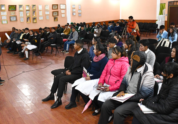 Colegios de Huanuni y Caracollo se capacitan para elegir a representantes estudiantiles