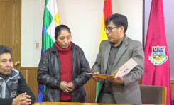 El TED Oruro entrega credencial de autoridad titular a concejala de Escara