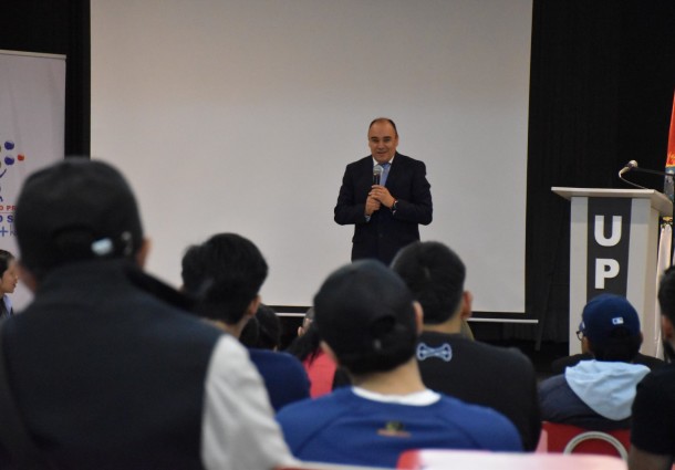 El TED Tarija realiza conversatorio sobre democracia intercultural y paritaria con estudiantes de la Universidad Privada Domingo Savio