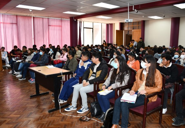 Oruro: más de 400 personas se capacitan en el curso para postulantes a notarias y notarios electorales