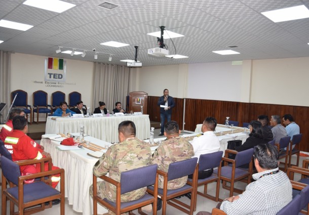 TED Cochabamba coordina cadena de custodia de materiales electorales con miembros de las Fuerzas Armadas y Policía