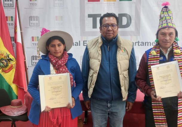 TED Potosí entrega credenciales de concejales titulares del municipio de Colquechaca