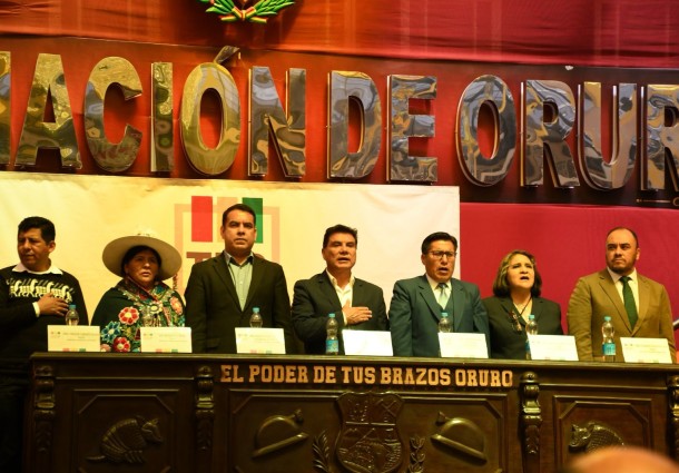 TSE rinde homenaje a Oruro con reconocimiento a personalidades