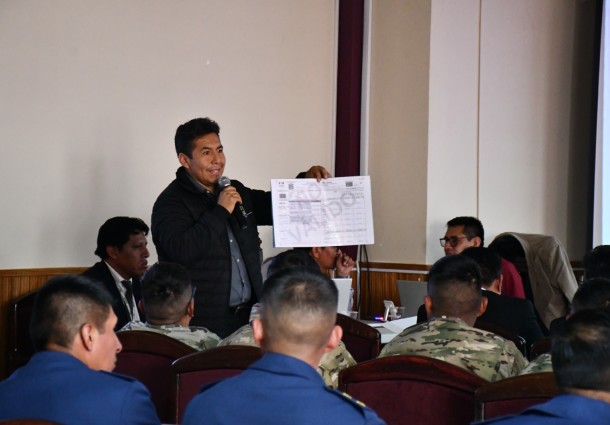 Militares y policías reciben capacitación del TSE sobre custodia electoral en Oruro