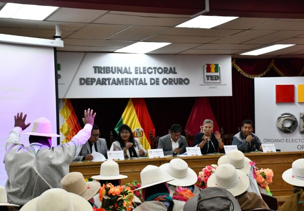 TED Oruro socializa normativa para la elección de asambleísta de la nación Uru