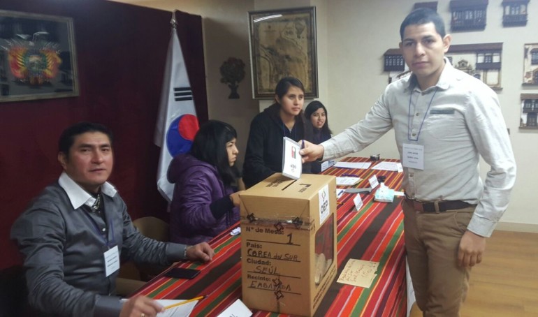Primer voto del Referendo Constitucional 2016 en Seúl