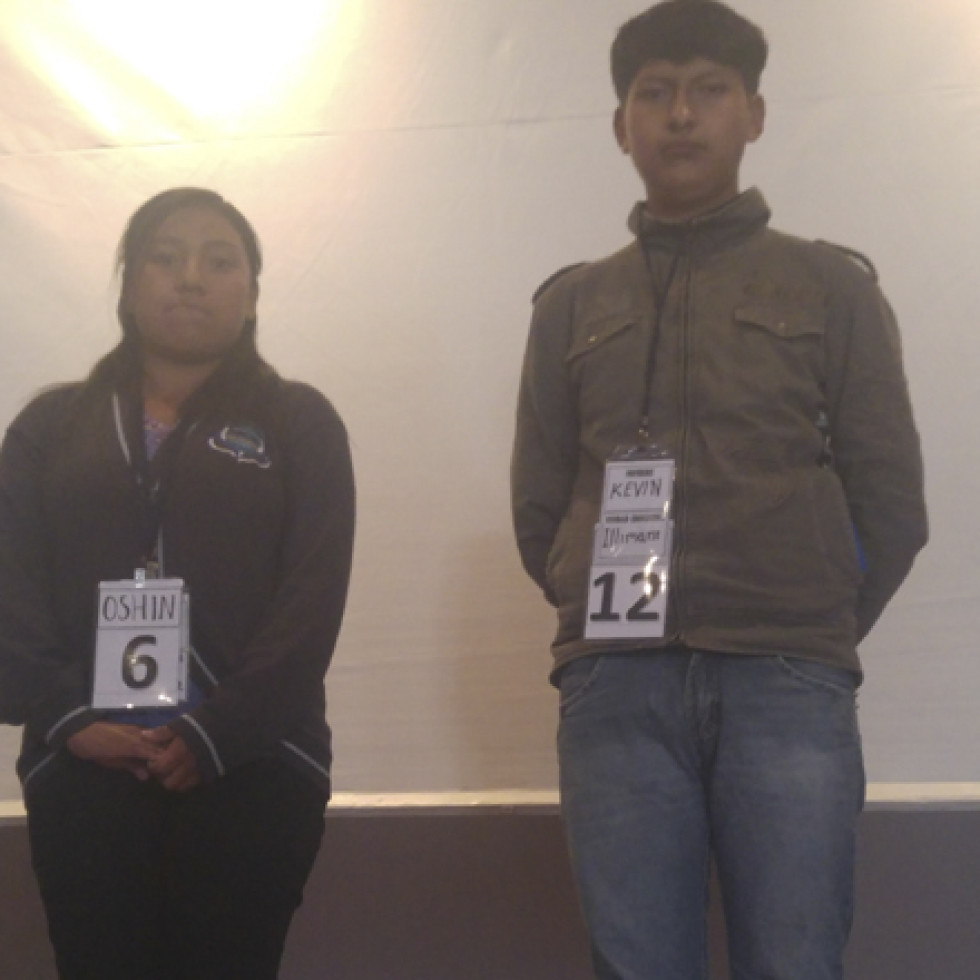 Kevin Jonathan Pérez Andrade, de la Unidad Educativa Illimani, y Oshin Mamani Flores, de la Unidad Educativa Simón Bolívar