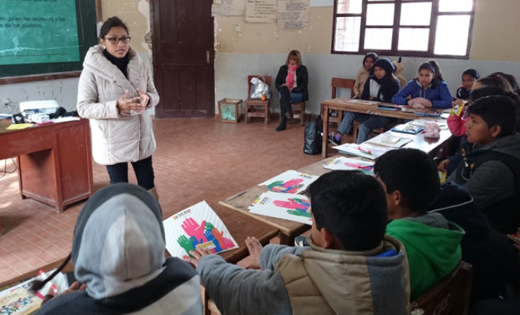 Capacitación a estudiantes de Sella Méndez cargo de la técnico de comunicación del SIFDE, Mabel Chiri.