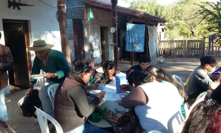 Comunarios y comunarias durante el receso.