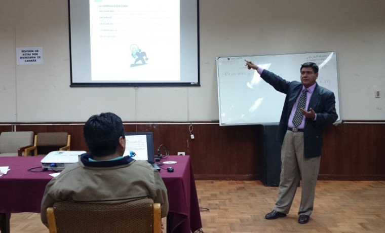 El expositor Ricardo Mercado Rivera.