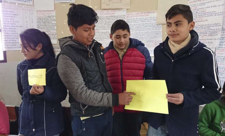 Estudiantes de la unidad educativa Sella Méndez exponen sobre la práctica de valores democráticos.