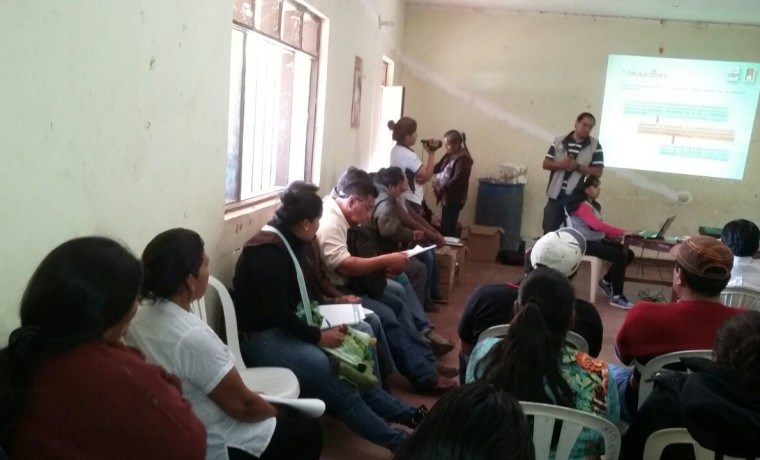 Explicación a comunarios y comunarios por parte de la empresa