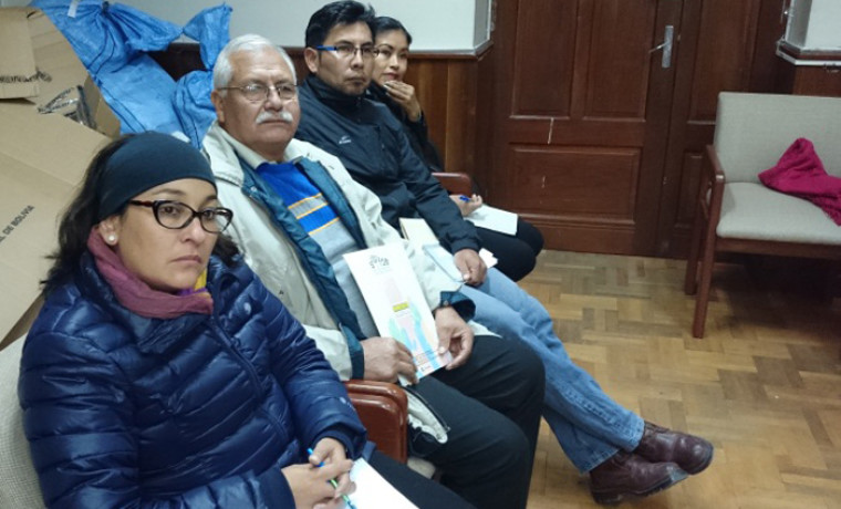 Servidoras y servidores públicos durante la exposiciónTED Tarija.