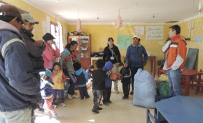 SERECÍ Tarija entregó ropa de invierno a ñiñas y ñiños de la comunidad de Copacabana