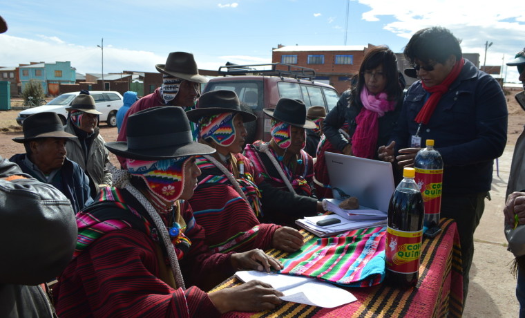 1. Autoridades originarias de Ayllu San Felipe de Corpa revisan el plan de explotación.