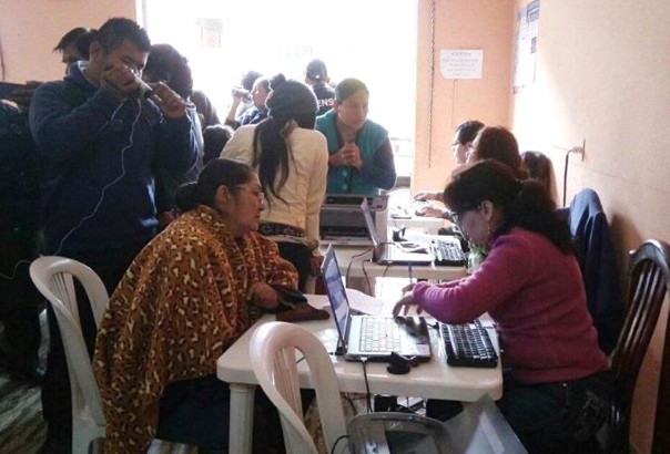 1. Ciudadanía de Bermejo acude a la campaña de certificación.