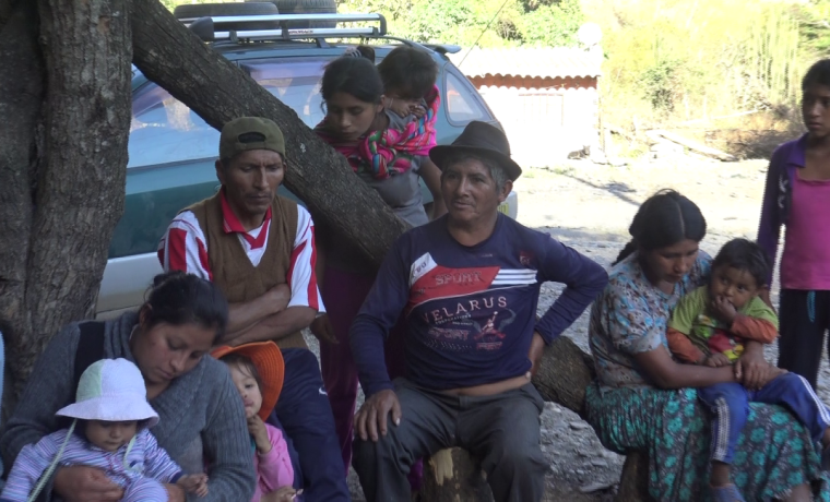 1. Comunarios de Huayrapata en la deliberación de la consulta.