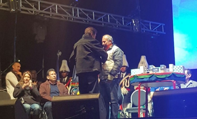 1. El vocal del TSE, Antonio Costas, recibe el reconocimiento a “Mejor Política Institucional”.