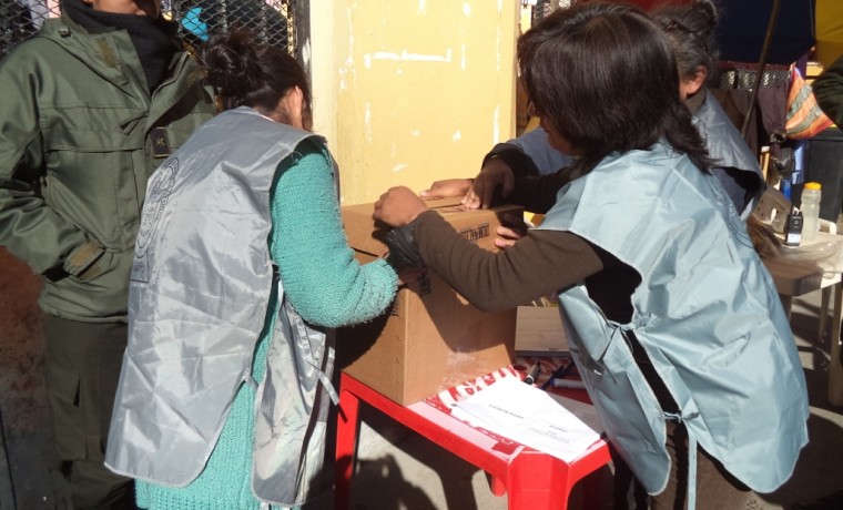 1. Juradas Electorales precintan el ánfora.