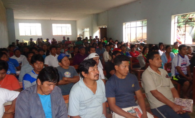 2. Comunidad Carura escucha la explicación de plan de trabajo.