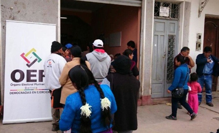 3. Ciudadanía de Bermejo acude a la dirección regional del SERECÍ para beneficiarse de la campaña.