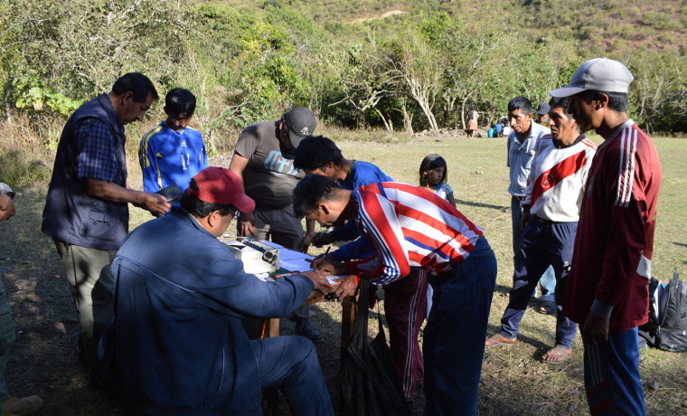 3. Comunarios de Naranjani firman acuerdos para la explotación minera.