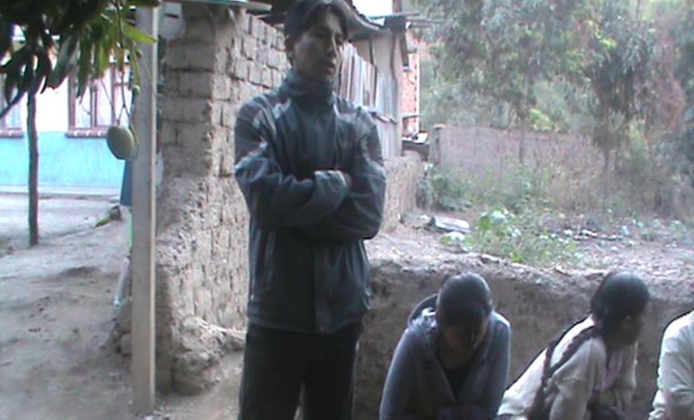 3. El secretario general de la comunidad Valle Andina, Víctor Choque, interviene durante la consulta.