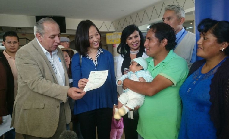3. El vocal Costas entrega el primer certificado de nacimiento registrado en la caseta, en Quillacollo.