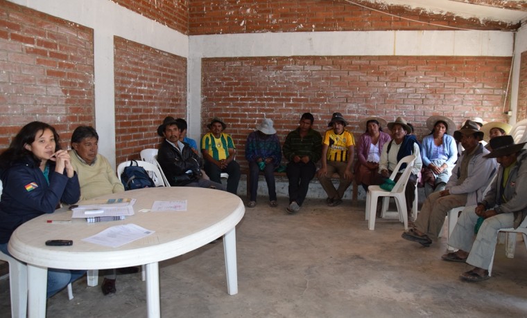 3. Representante de la AJAM, y el vicepresidente del TED Cochabamba presentes en la deliberacion de la consulta previa en la comunidad Pacha Pata.