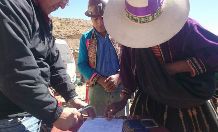 3. Una dirigente de las comunidades aledañas firma el acta de acuerdo.